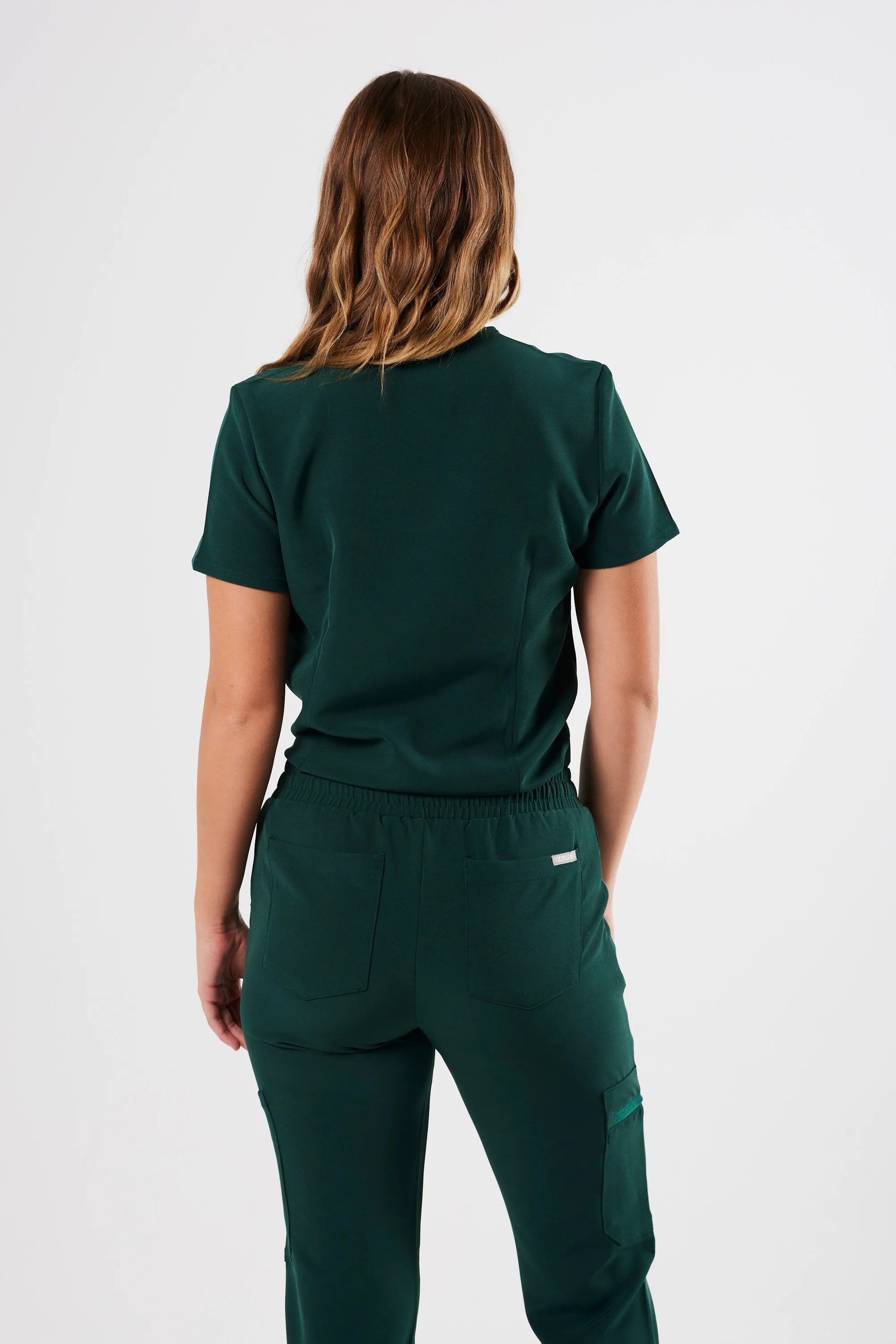 FLEX ONE-POCKET WOMEN'S SCRUB TOP (EMERALD GREEN)