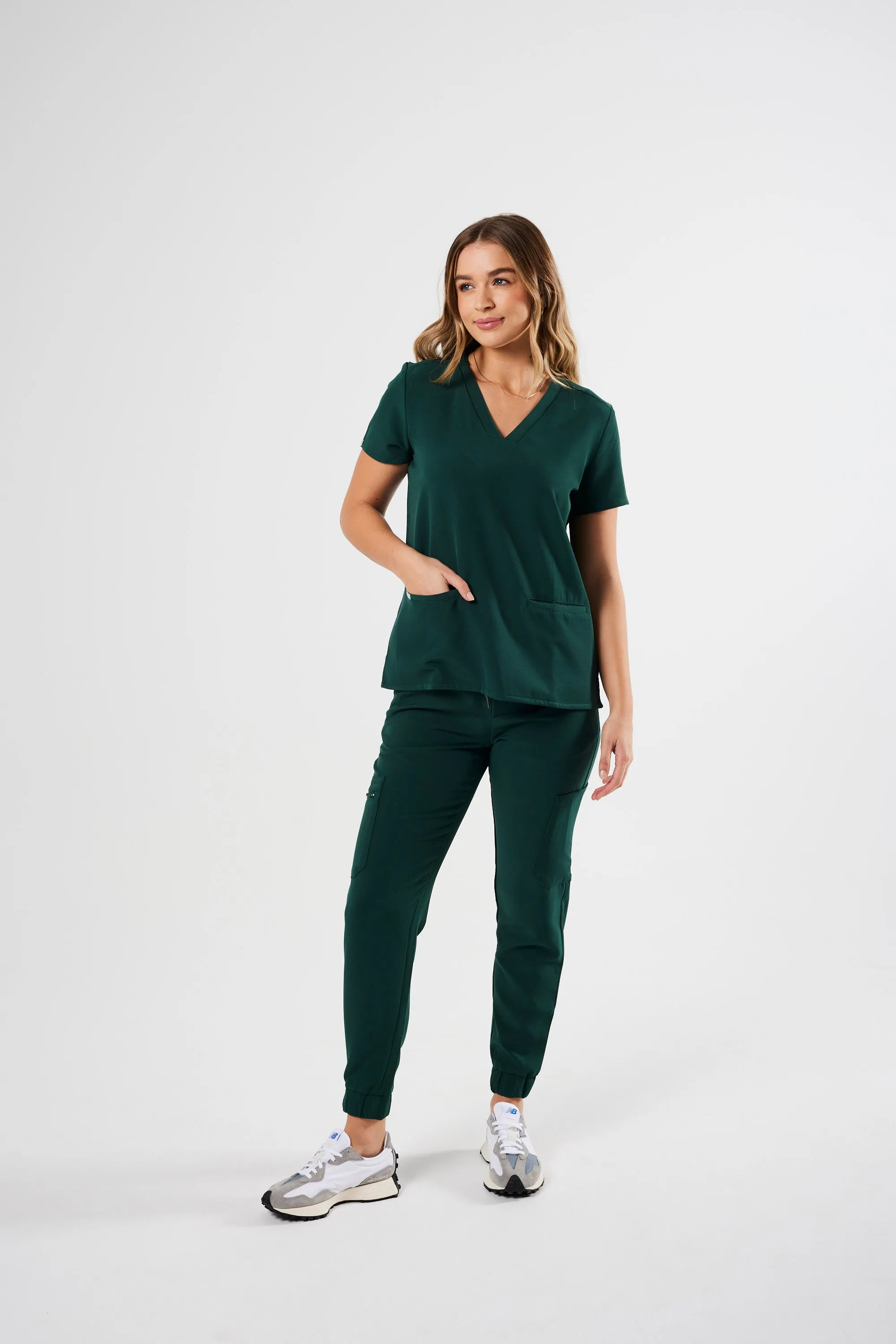 FLEX TWO-POCKET WOMEN'S SCRUB TOP (EMERALD GREEN)